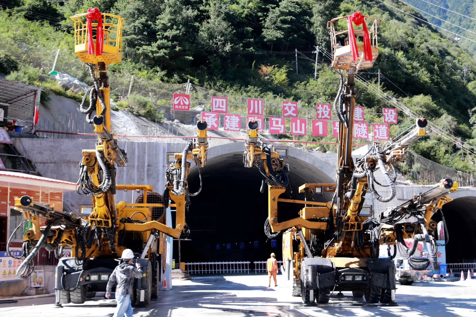 精胜实业服务于四川交建跑马山隧道开挖工程